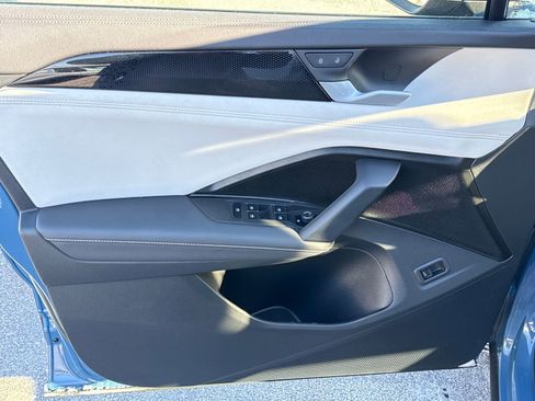 Used 2025 Volkswagen Tiguan SE image 11