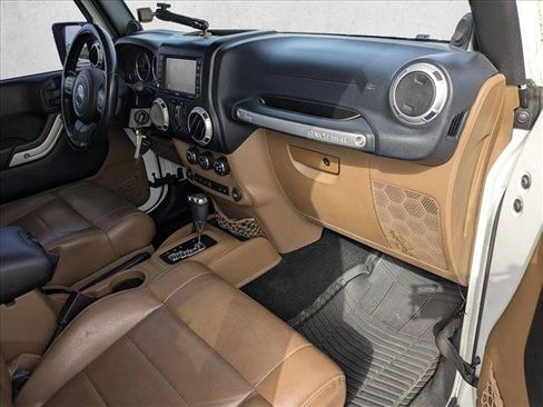 Used 2012 Jeep Wrangler Unlimited Sahara w/ Connectivity Group AWD/4WD image 18