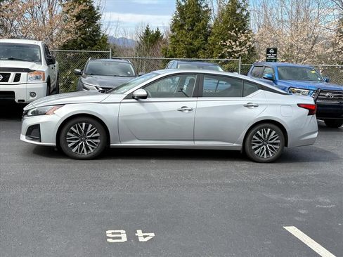 Used 2023 Nissan Altima 2.5 SV image 4