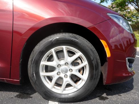 Used 2020 Chrysler Pacifica Touring-L image 31