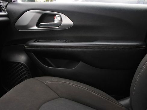 Used 2020 Chrysler Pacifica Touring w/ Advanced Safetytec Group FWD image 22