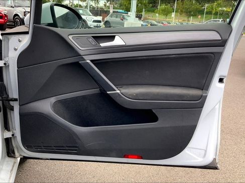 Used 2019 Volkswagen Golf SE image 23