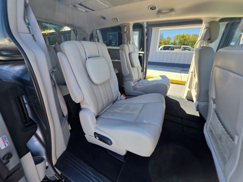 Used 2015 Chrysler Town & Country Touring-L FWD image 13
