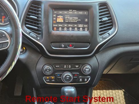 Used 2019 Jeep Cherokee Latitude Plus w/ Cold Weather Group AWD/4WD image 17