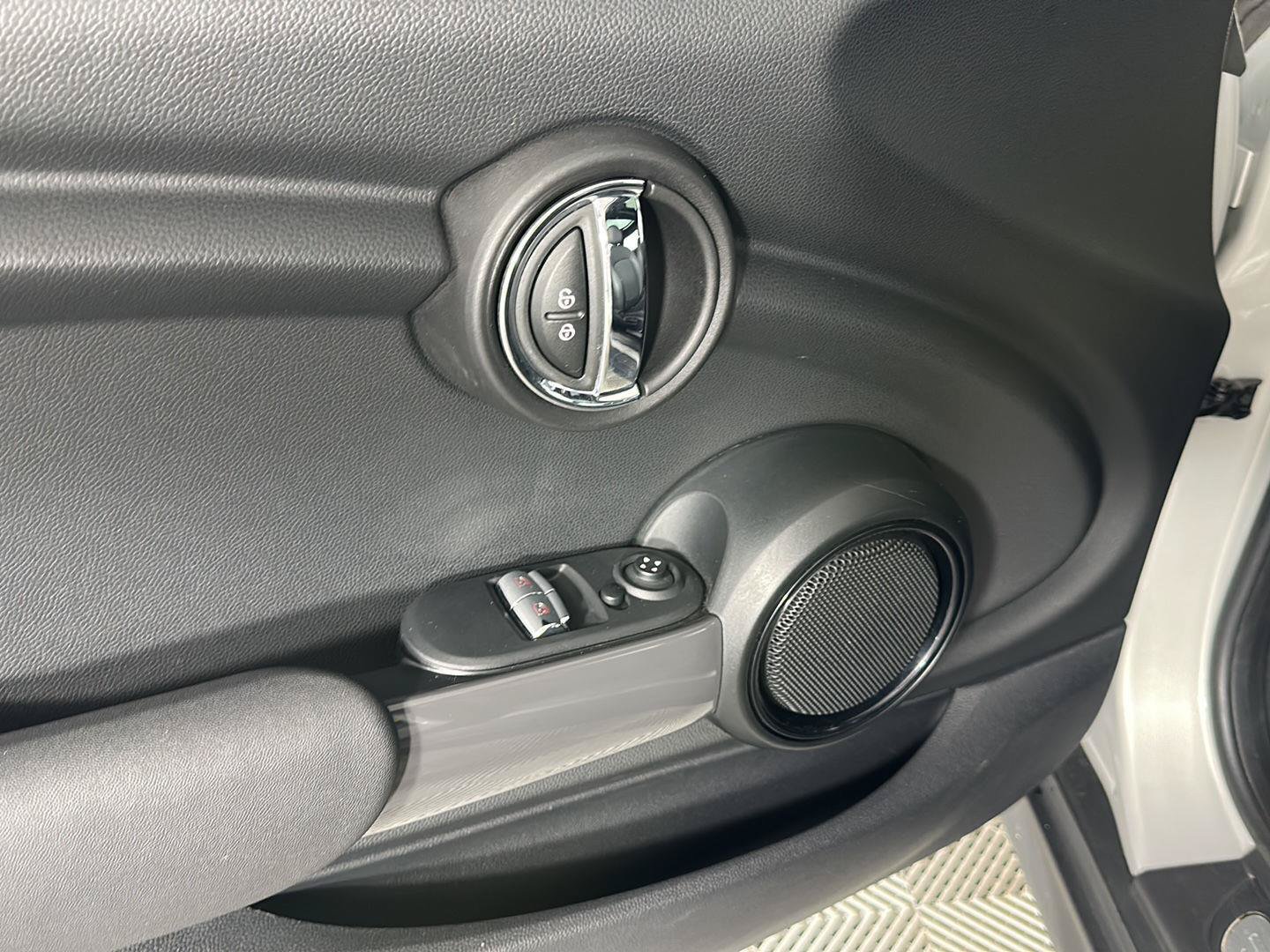 Used 2022 MINI Cooper 2-Door Hardtop FWD image 10