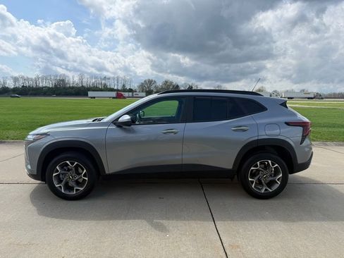 Used 2025 Chevrolet Trax LT FWD image 8