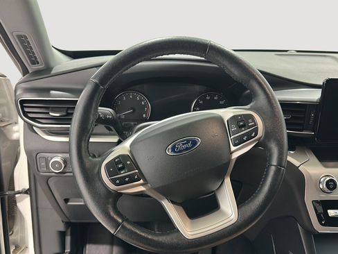 Used 2022 Ford Explorer XLT w/ Equipment Group 202A AWD/4WD image 9