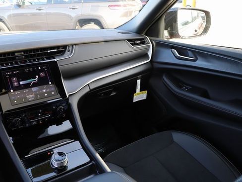 New 2025 Jeep Grand Cherokee Altitude image 24