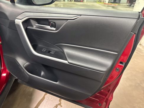 Used 2025 Toyota RAV4 XLE AWD/4WD image 38
