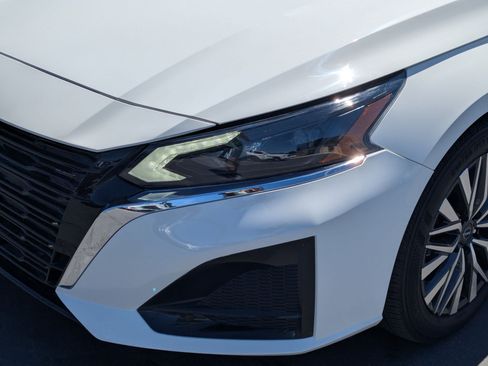 Used 2025 Nissan Altima 2.5 SV FWD image 12