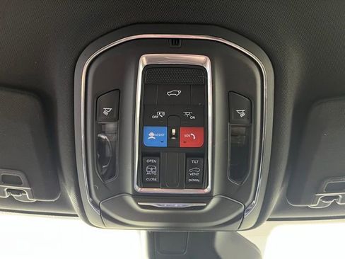 Used 2023 Jeep Grand Cherokee L Laredo image 37