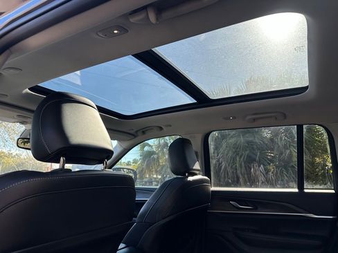 Used 2023 Jeep Grand Cherokee Limited image 33