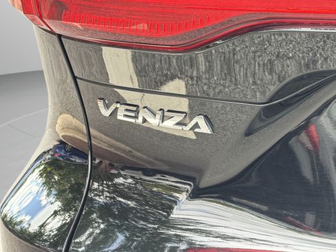 Used 2022 Toyota Venza LE AWD/4WD image 27