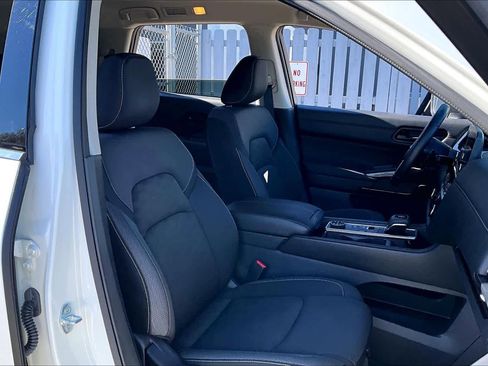 Certified 2024 Nissan Pathfinder SV image 9