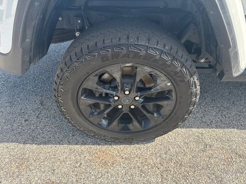 Used 2024 Jeep Gladiator Sport AWD/4WD image 16