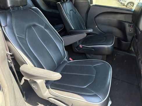 Used 2025 Chrysler Pacifica Limited FWD image 15