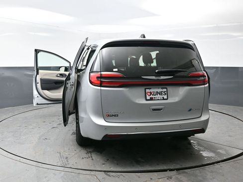 Used 2024 Chrysler Pacifica Limited FWD image 57