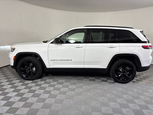 Used 2025 Jeep Grand Cherokee Altitude w/ Trailer Tow Package AWD/4WD image 9