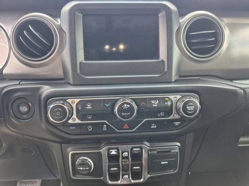 Used 2023 Jeep Gladiator Sport AWD/4WD image 9