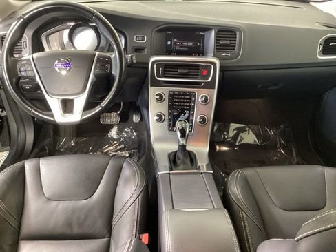 Used 2018 Volvo V60 T5 Dynamic image 12