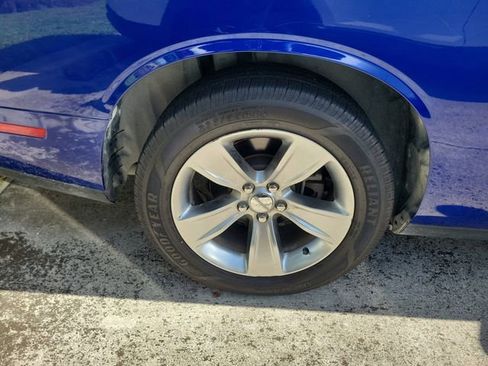 Used 2021 Dodge Challenger SXT w/ Driver Convenience Group RWD image 5