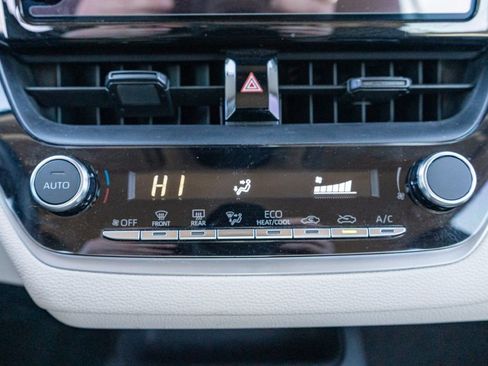 Used 2025 Toyota Corolla LE image 33