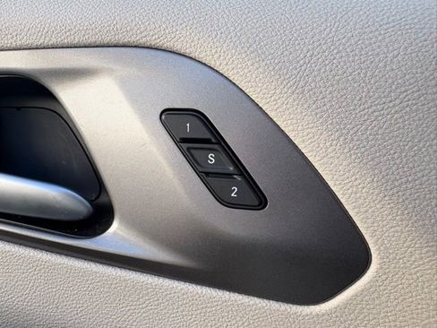 Used 2024 Chrysler Pacifica Touring-L image 24