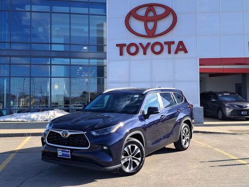 Used 2024 Toyota Highlander XLE image 1