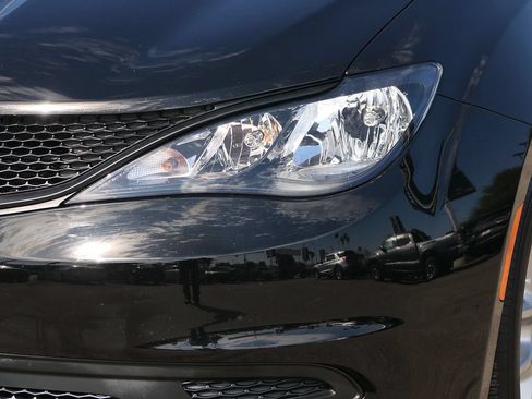 Used 2025 Chrysler Voyager LX FWD image 8