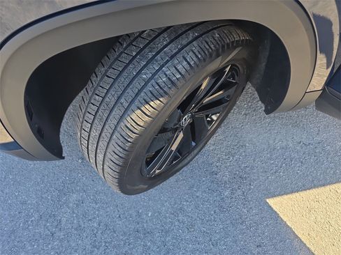 Used 2023 Volkswagen Atlas Cross Sport SE w/ Black Wheel Package image 28