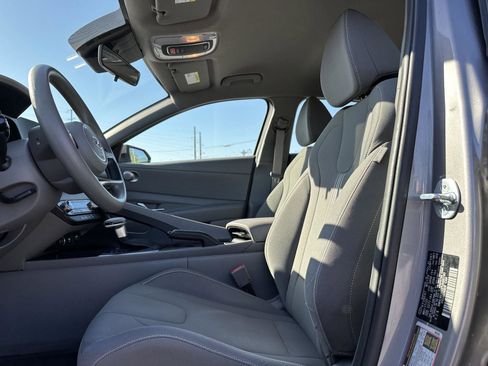 Used 2023 Hyundai Elantra SEL w/ Winter Weather Package image 11