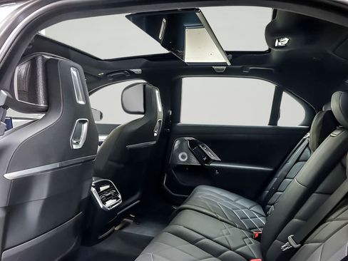 Used 2023 BMW i7 xDrive60 AWD/4WD image 12