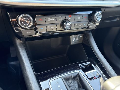 Used 2025 Jeep Compass Limited image 30