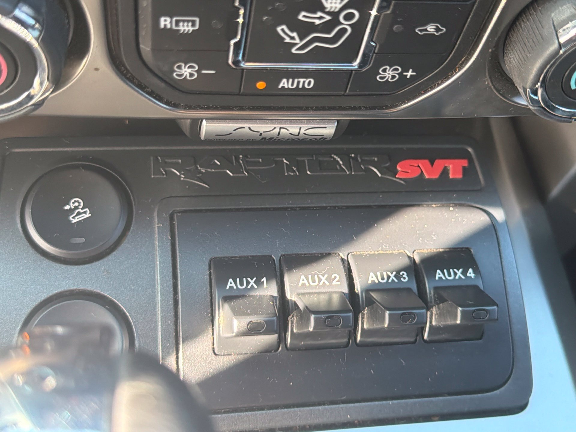 Used 2014 Ford F150 Raptor w/ Equipment Group 801A Luxury AWD/4WD image 19