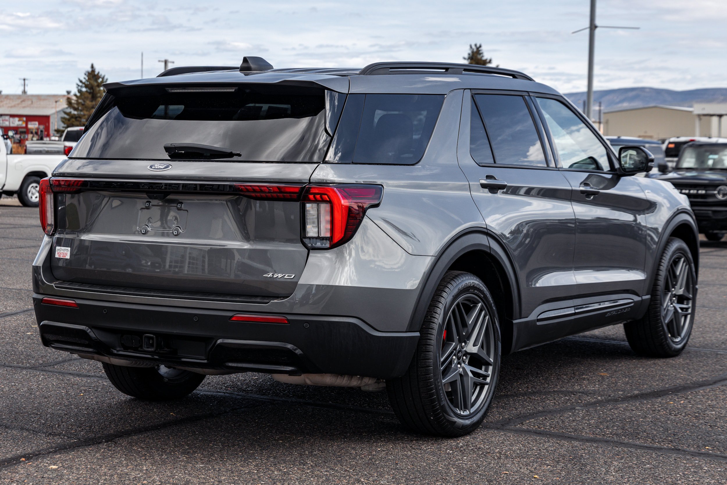 Used 2025 Ford Explorer ST-Line w/ ST-Line Street Pack AWD/4WD image 4