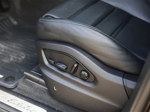 Used 2022 Porsche Cayenne Platinum Edition image 10