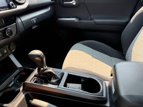 Used 2022 Toyota Tacoma TRD Sport AWD/4WD image 31