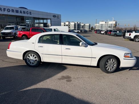 Used 2010 Lincoln Town Car Signature Limited image 3