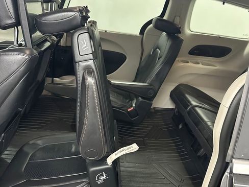 Used 2017 Chrysler Pacifica Touring-L Plus image 32