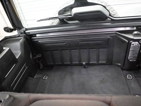 Used 2018 Jeep Wrangler Unlimited Sahara AWD/4WD image 19