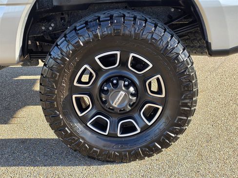 Used 2024 Ford F250 Platinum image 9