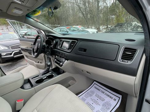 Used 2020 Kia Sedona LX image 28