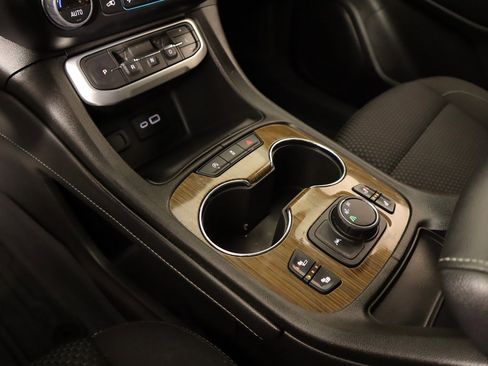 Used 2023 GMC Acadia SLE w/ Driver Convenience Package image 8