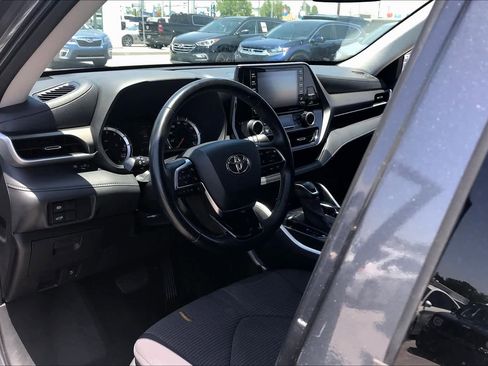Used 2020 Toyota Highlander LE FWD image 17