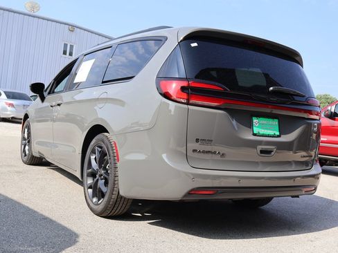 Used 2025 Chrysler Pacifica Limited FWD image 3