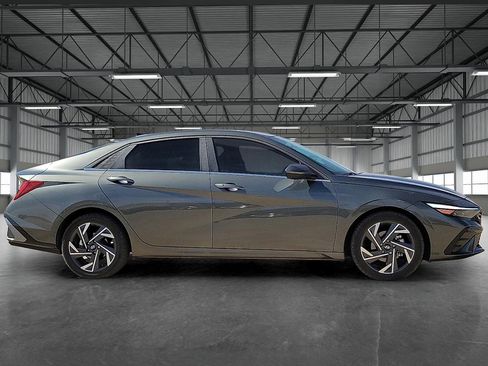 Used 2024 Hyundai Elantra SEL w/ Convenience Package image 5