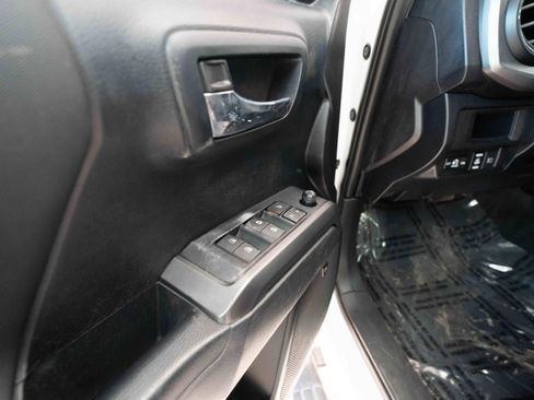 Used 2019 Toyota Tacoma TRD Off-Road image 7