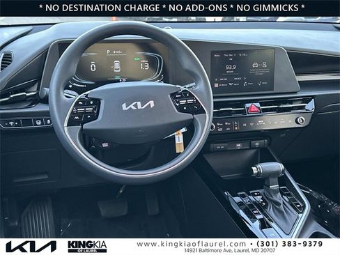 Used 2025 Kia Niro LX image 2