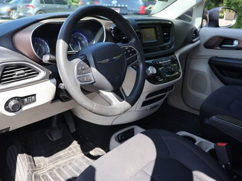 Used 2017 Chrysler Pacifica LX FWD image 12