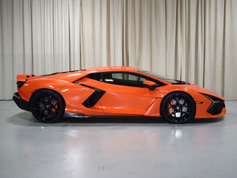 Used 2025 Lamborghini Revuelto image 14